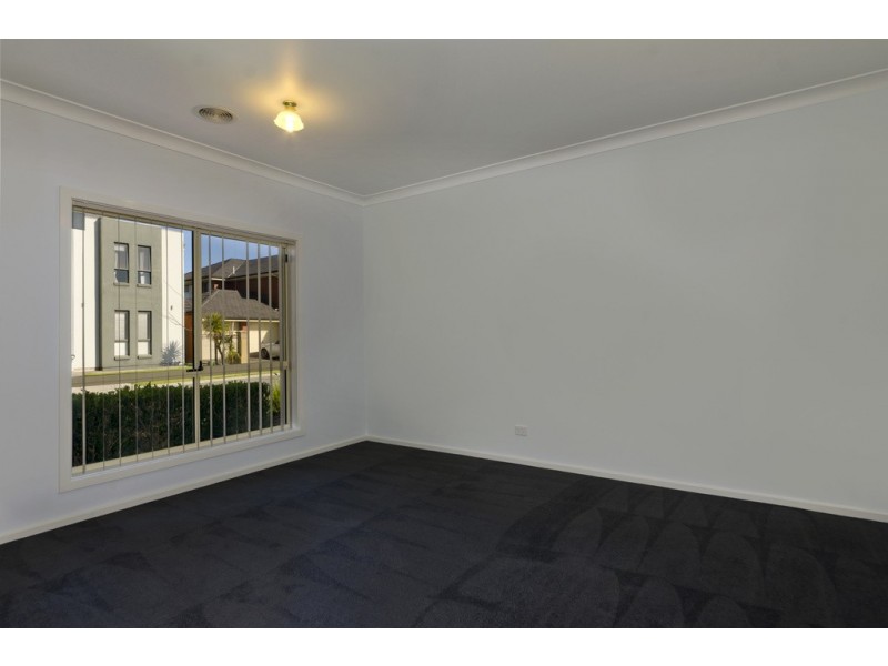 2 Lord Howe Cescent, Mawson Lakes SA 5095
