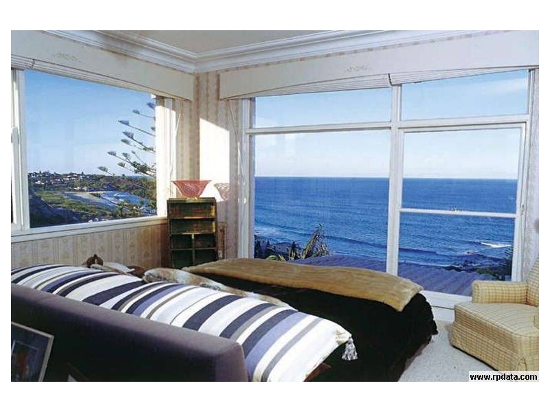 17 LOCH STREET, Curl Curl NSW 2096