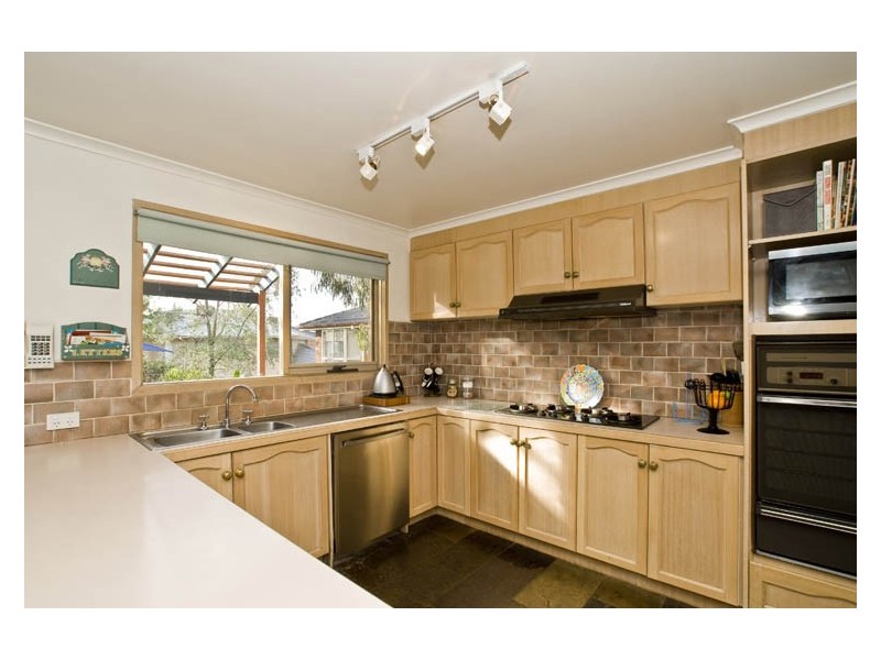 15 Haideh Place, Wantirna South VIC 3152