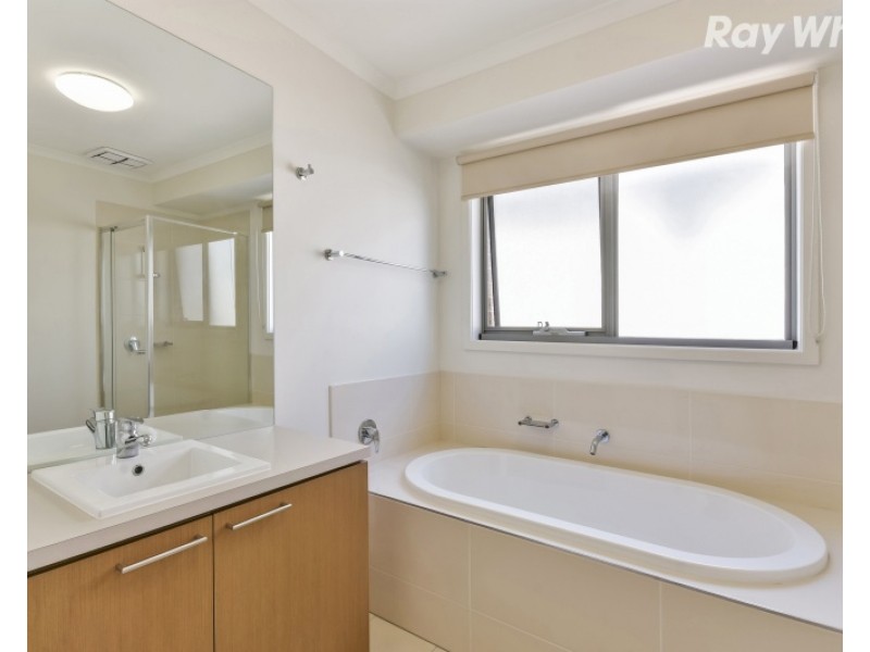 8 Harcrest Boulevard, Wantirna South VIC 3152