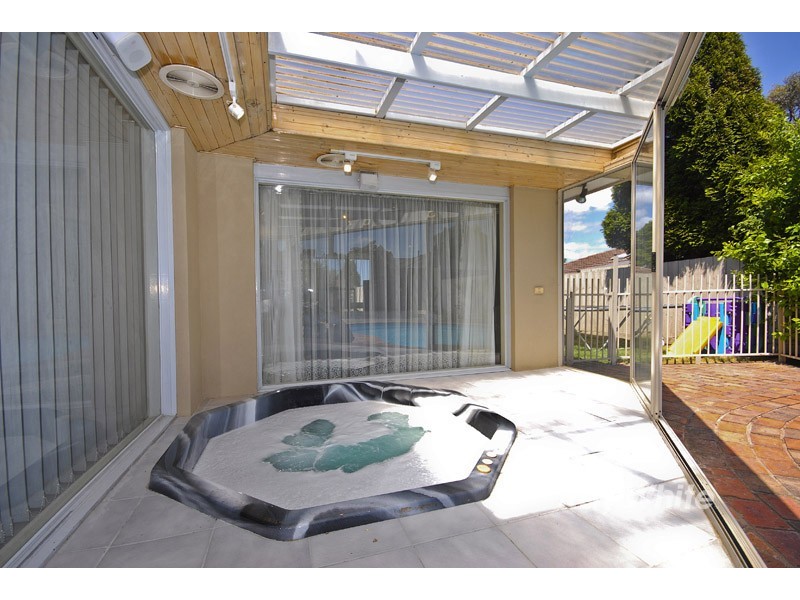 18 Avoca Way, Wantirna South VIC 3152