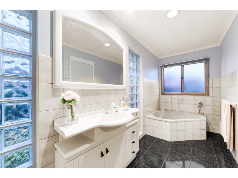 105 Cathies Lane, Wantirna South VIC 3152