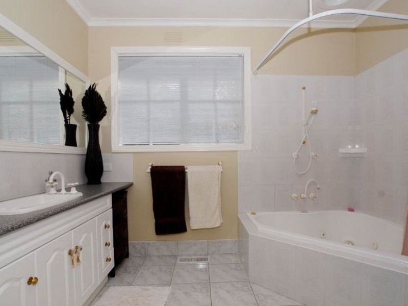 3 Warrawee Road, Wantirna South VIC 3152