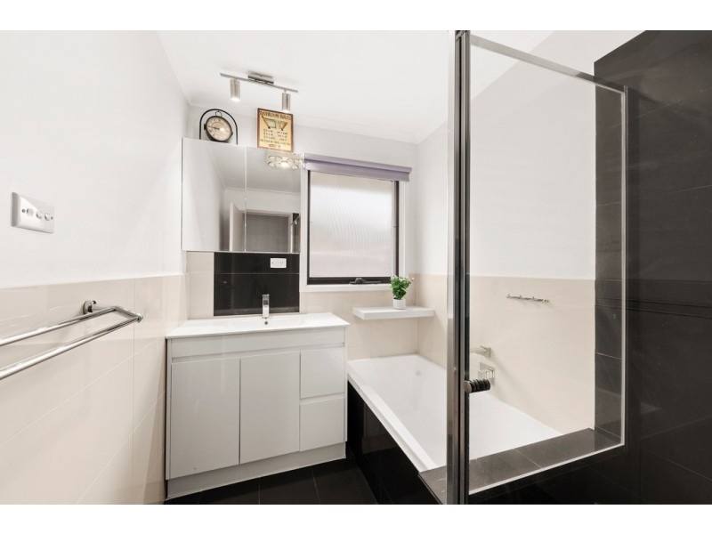 18 Cloverlea Drive, Wantirna VIC 3152