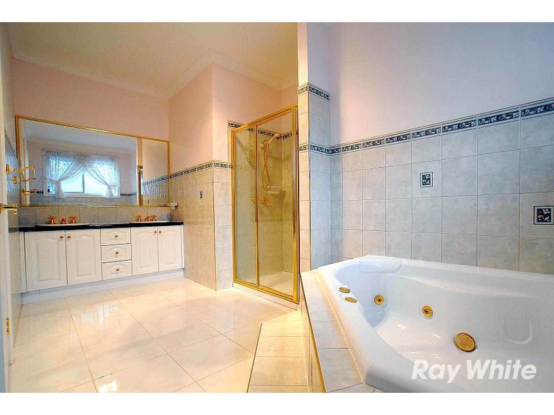 17 Sovereign Place, Wantirna South VIC 3152