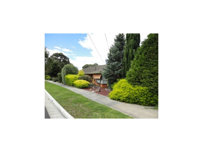 8 Warrawee Road, Wantirna South VIC 3152