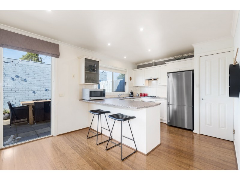 2/14 Monteith Crescent, Endeavour Hills VIC 3802