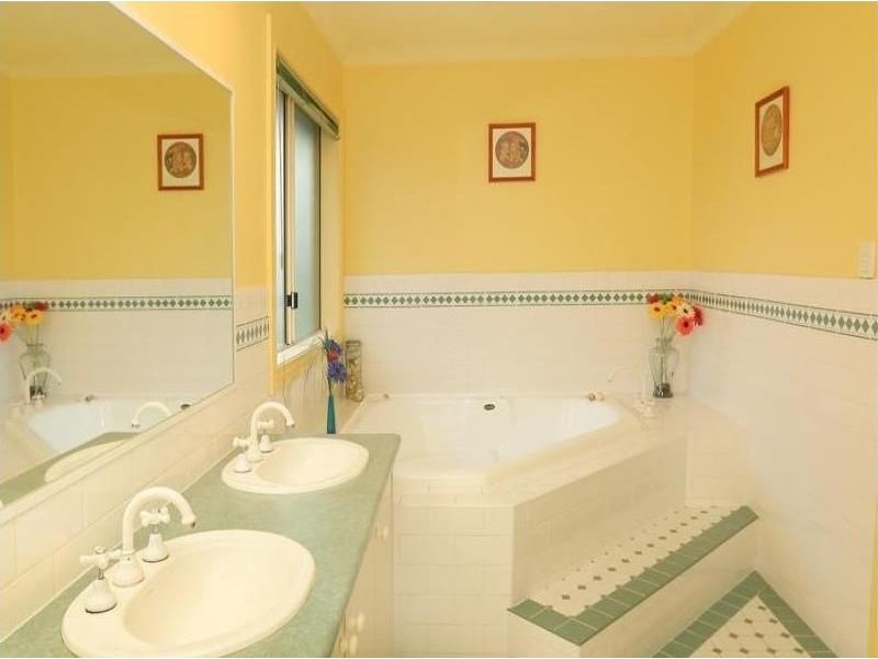 84 Dandelion Drive, Rowville VIC 3178