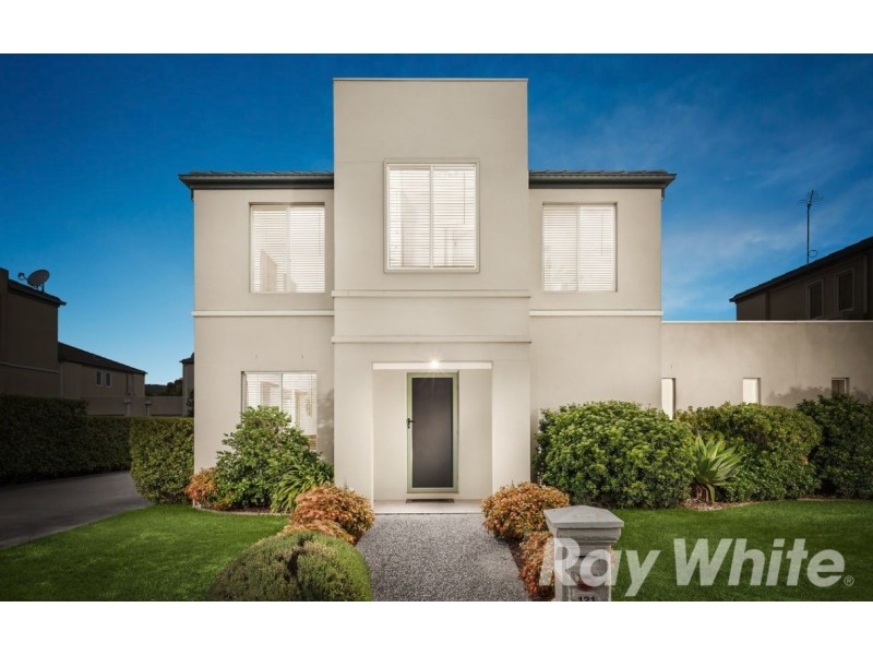 121 Sovereign Manors Crescent, Rowville VIC 3178