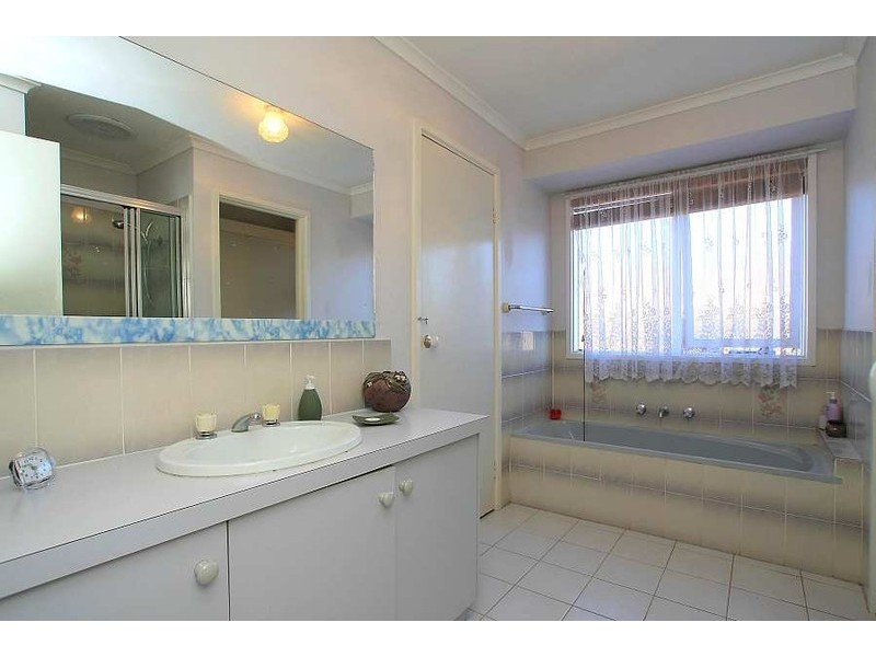 32 Somes Street, Wantirna South VIC 3152