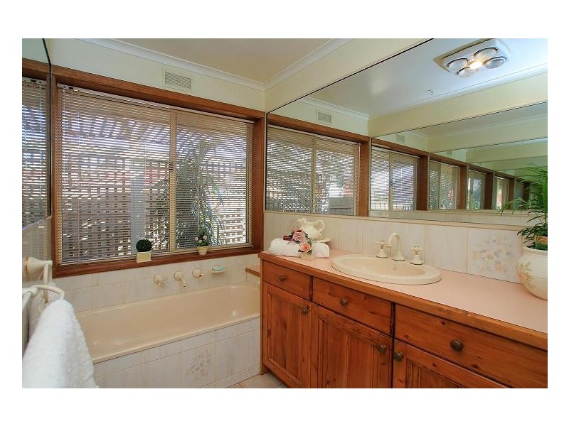 3 Loxton Avenue, Wantirna South VIC 3152