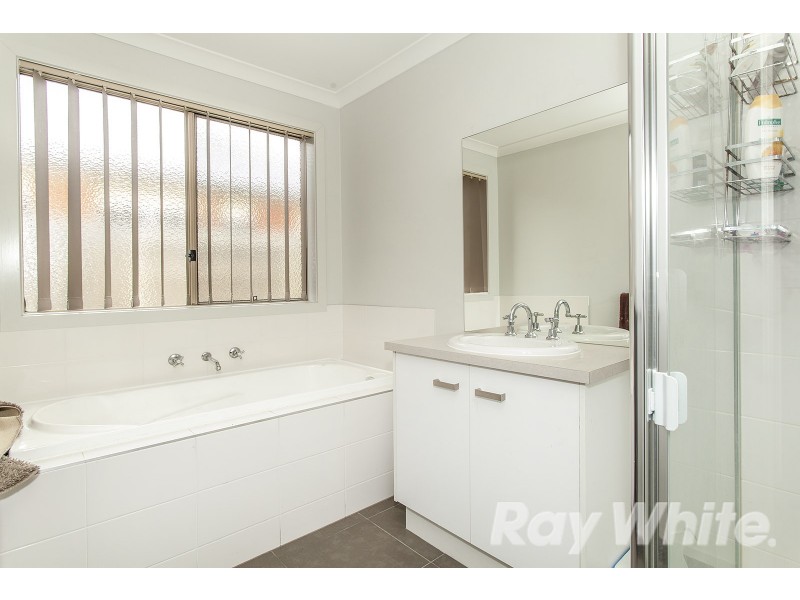 16 Currawong Crescent, Pakenham VIC 3810