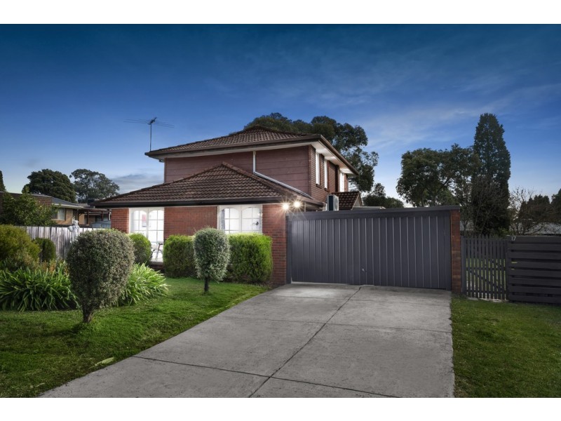 17 Fraser Crescent, Wantirna South VIC 3152