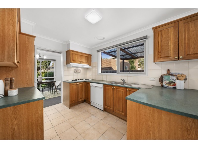 17 Fraser Crescent, Wantirna South VIC 3152