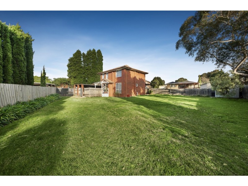 17 Fraser Crescent, Wantirna South VIC 3152