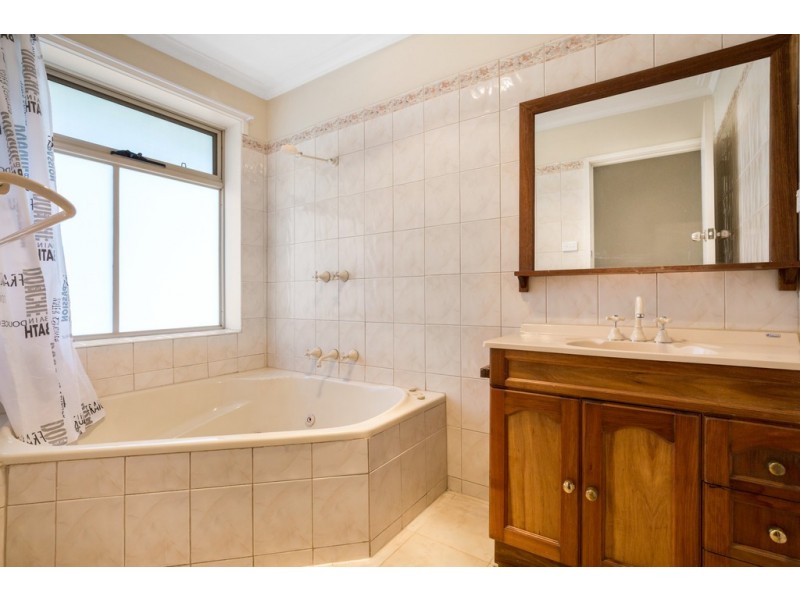 32 Lloyd Street, Knoxfield VIC 3180