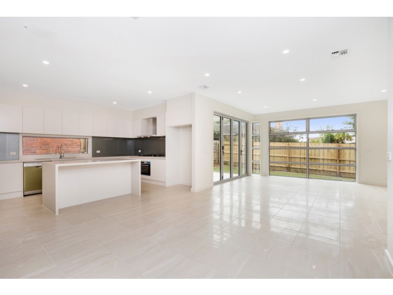 2/13 Kirrawee Avenue, Wantirna South VIC 3152