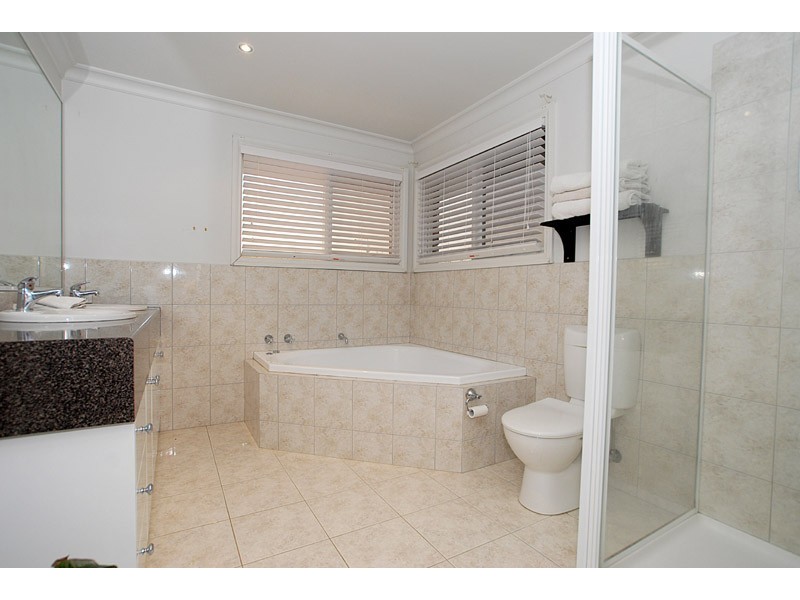 18B Tandragee Close, Wantirna South VIC 3152