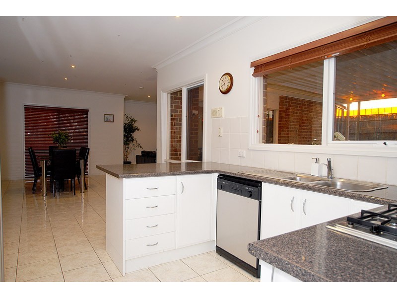 18B Tandragee Close, Wantirna South VIC 3152