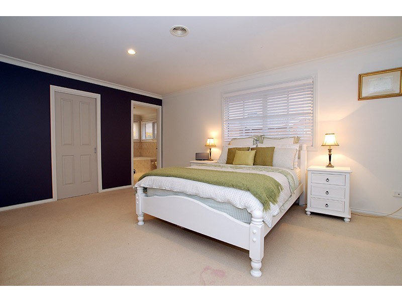 18B Tandragee Close, Wantirna South VIC 3152