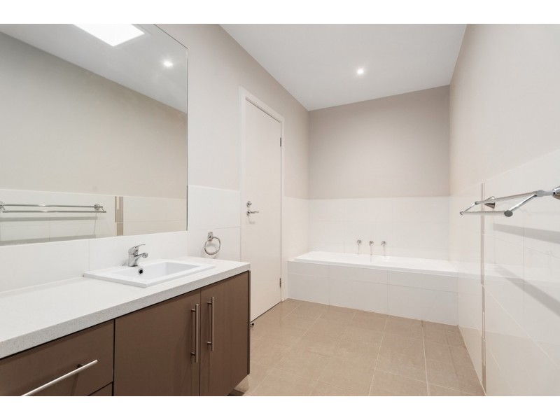2/1 Narallah Grove, Box Hill North VIC 3129