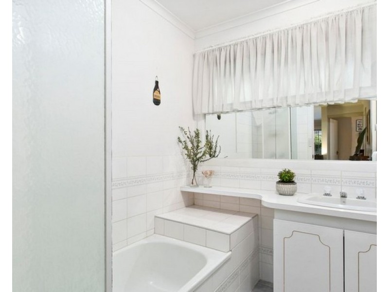 13 Roycroft Ave, Wantirna South VIC 3152