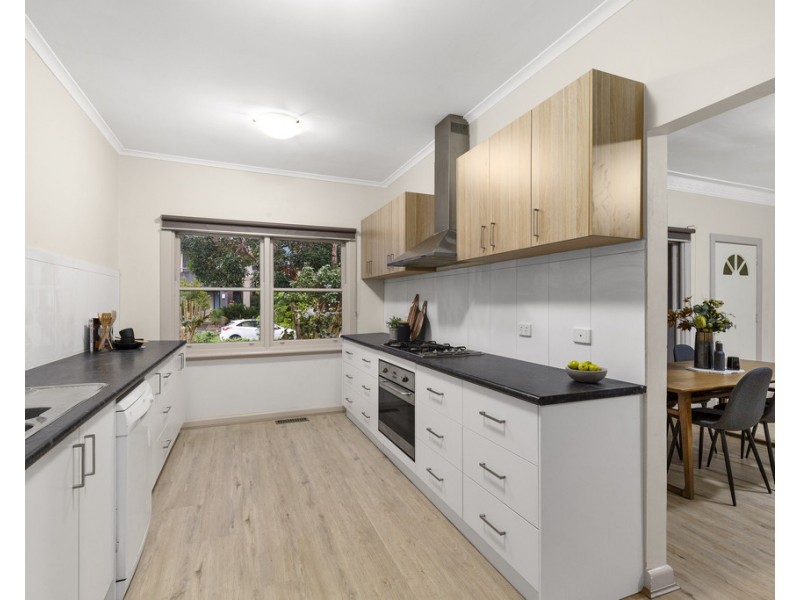 8 Hamilton Crescent, Doncaster East VIC 3109