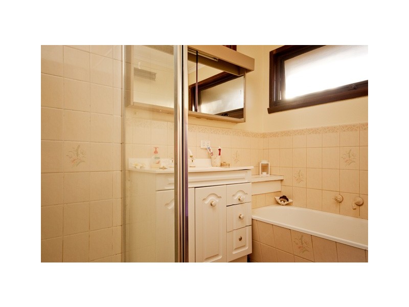 99 Rickards Avenue North, Knoxfield VIC 3180