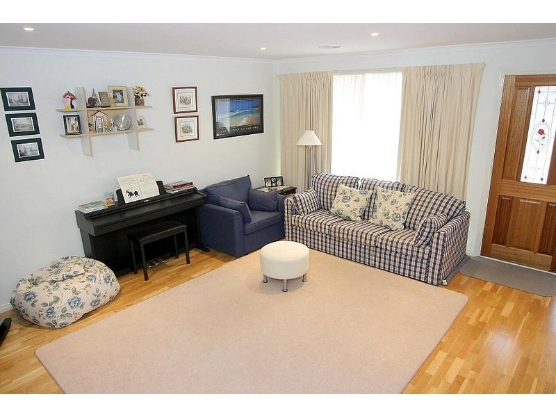 1/4 Leo Close, Wantirna South VIC 3152