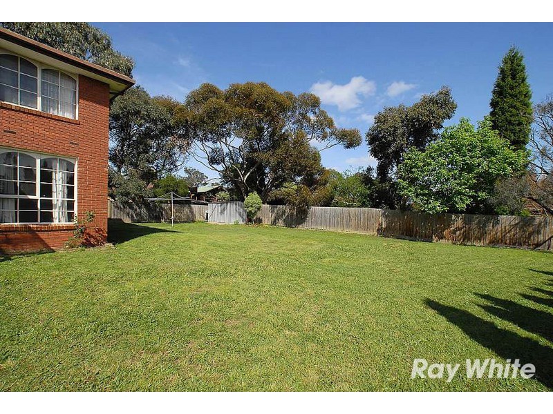 17 Fraser Crescent, Wantirna South VIC 3152