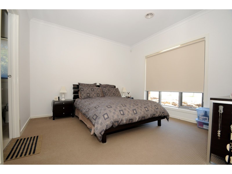 2 Kirrawee Avenue, Wantirna South VIC 3152