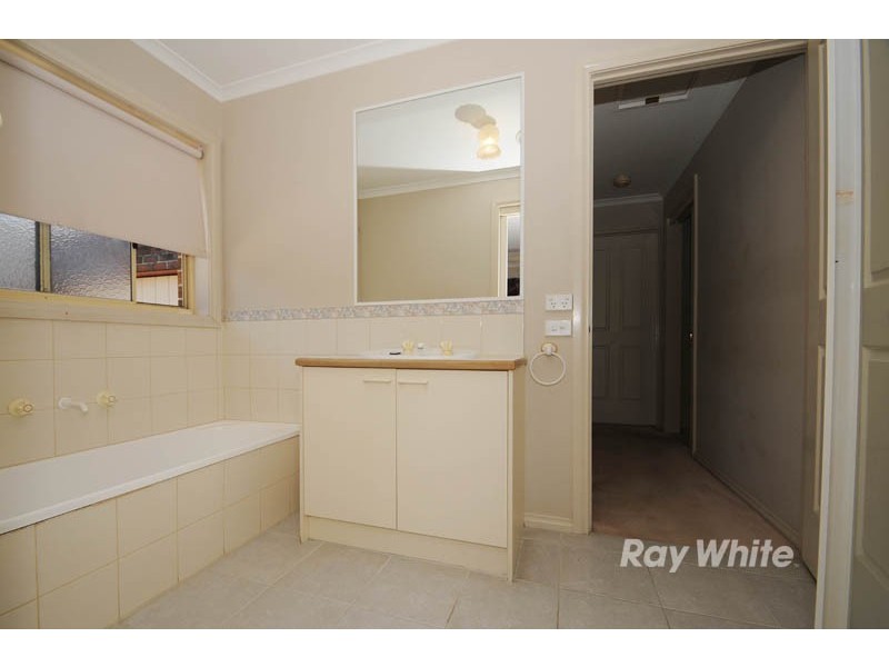 2/24  David Street, Knoxfield VIC 3180