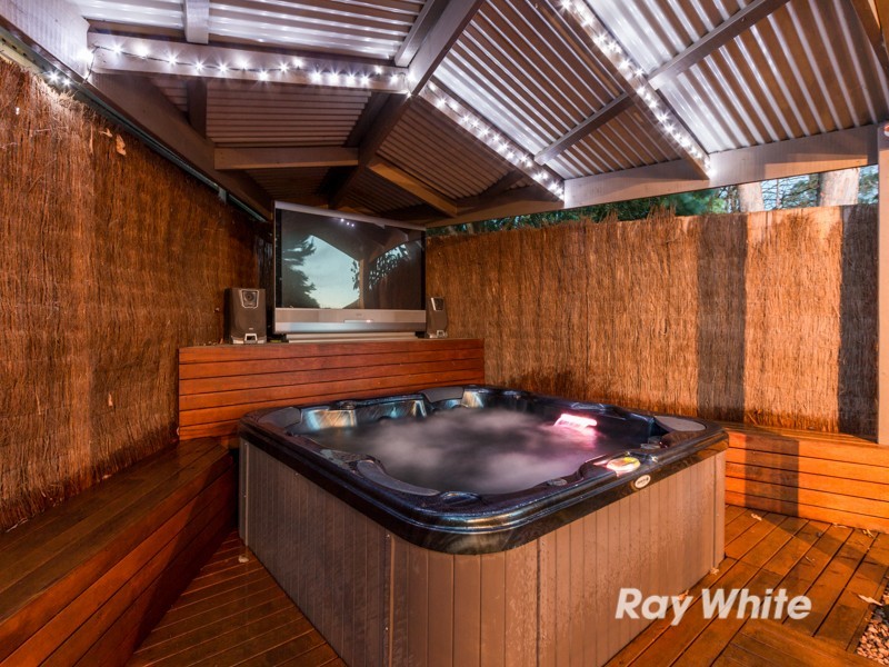 8 Coromandel Crescent South, Knoxfield VIC 3180