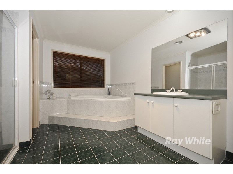 24 Earls Court, Wantirna South VIC 3152