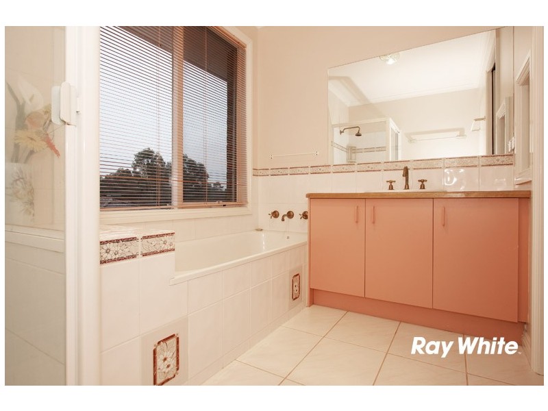 6 Wattlebird Place, Knoxfield VIC 3180