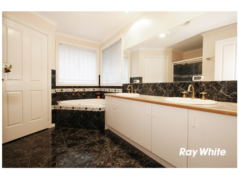 6 Wattlebird Place, Knoxfield VIC 3180