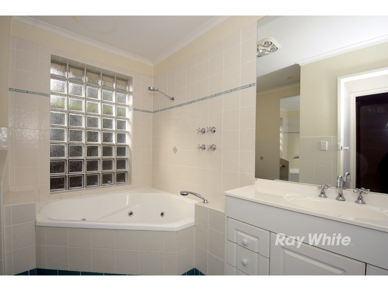 18 Dumfries Way, Wantirna VIC 3152