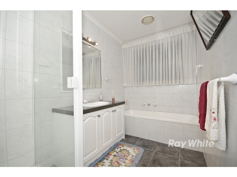 17 Lakewood Drive, Knoxfield VIC 3180