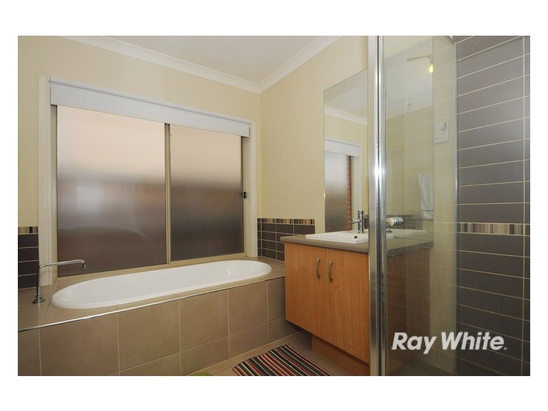 61 Melington Drive, Lyndhurst VIC 3975