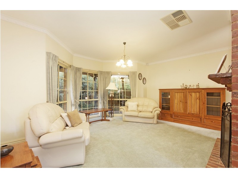 33 Joan Avenue, Ferntree Gully VIC 3156