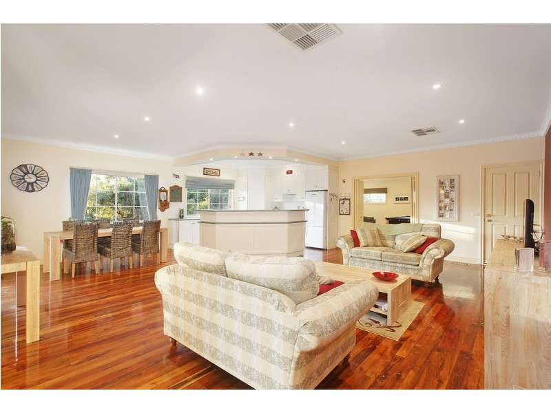 33 Joan Avenue, Ferntree Gully VIC 3156