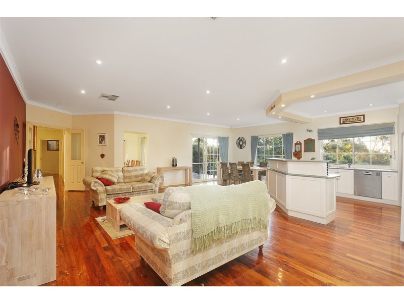 33 Joan Avenue, Ferntree Gully VIC 3156