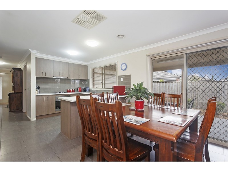 6 Gareth Street, Cranbourne East VIC 3977