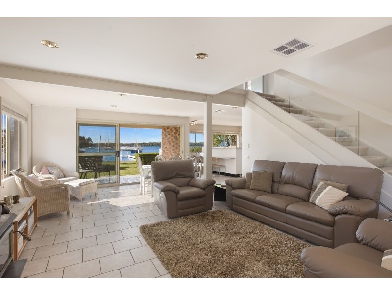 19 Waterside Avenue, Sunshine NSW 2264