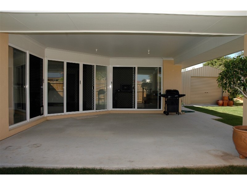 1 Dory Ct, Sandstone Point QLD 4511