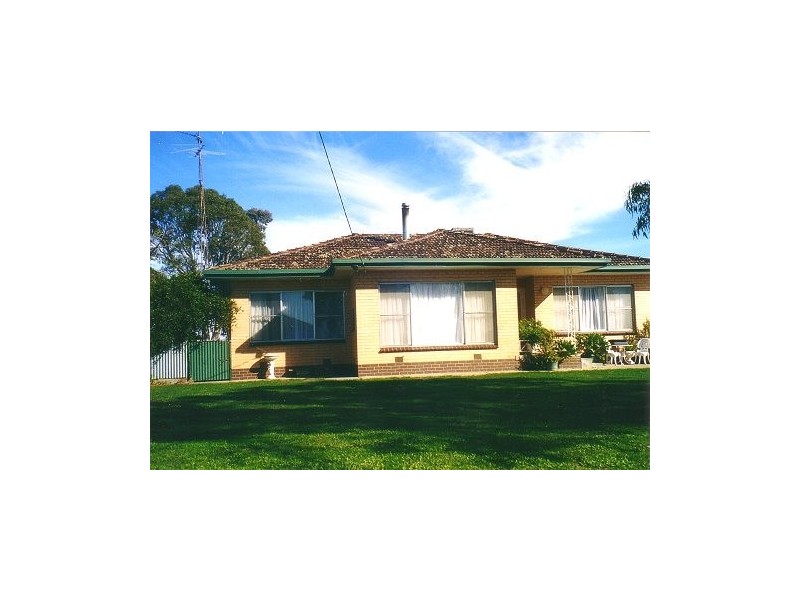 34 Harrow Rd, Edenhope VIC 3318