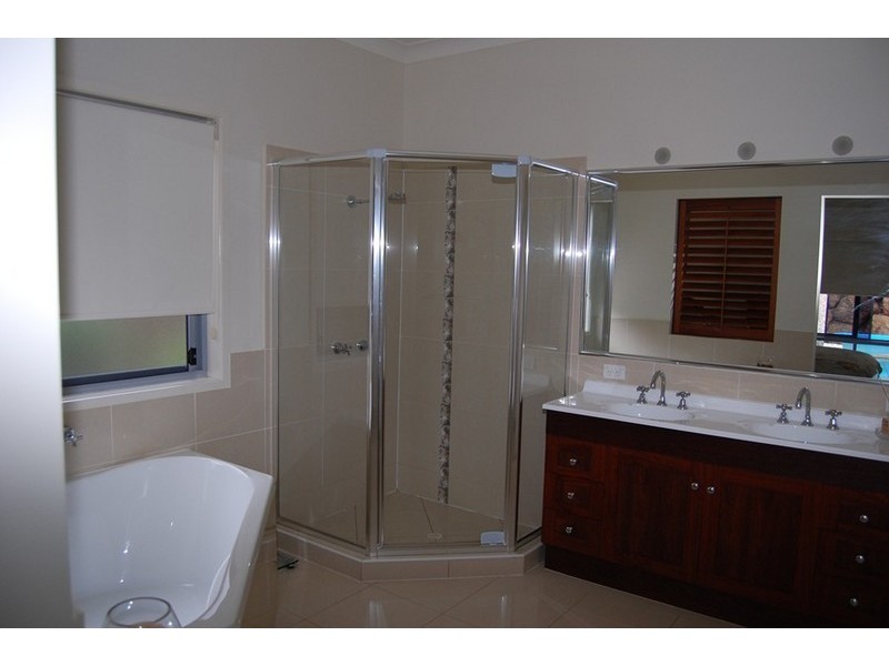 2 Lachlan Drive, Wakerley QLD 4154