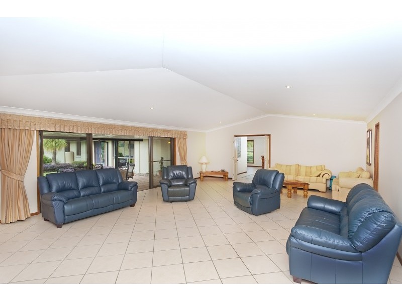 1 Benjamin Cl, Samford Valley QLD 4520