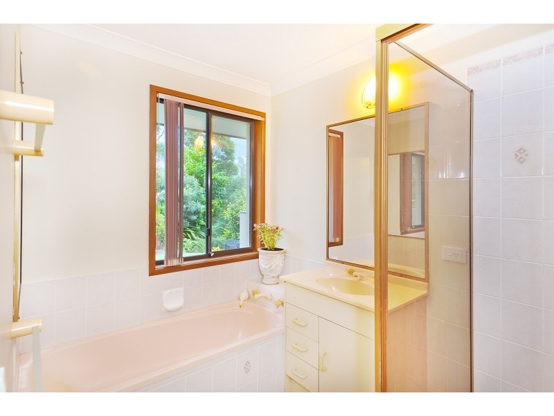 1 Benjamin Cl, Samford Valley QLD 4520