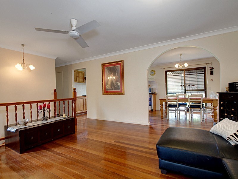 69 Cash Av, Samford QLD 4520